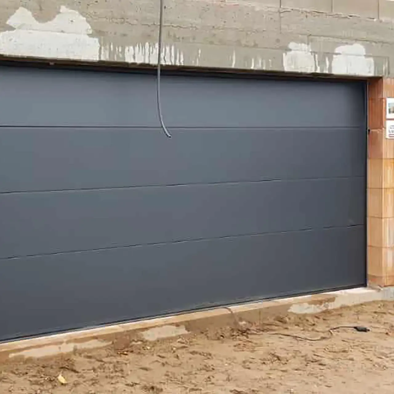 Installation d'une porte de garage sectionnelle Dégriff Fenêtres