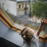 Une fille devant une fenêtre Degriff Fenêtres